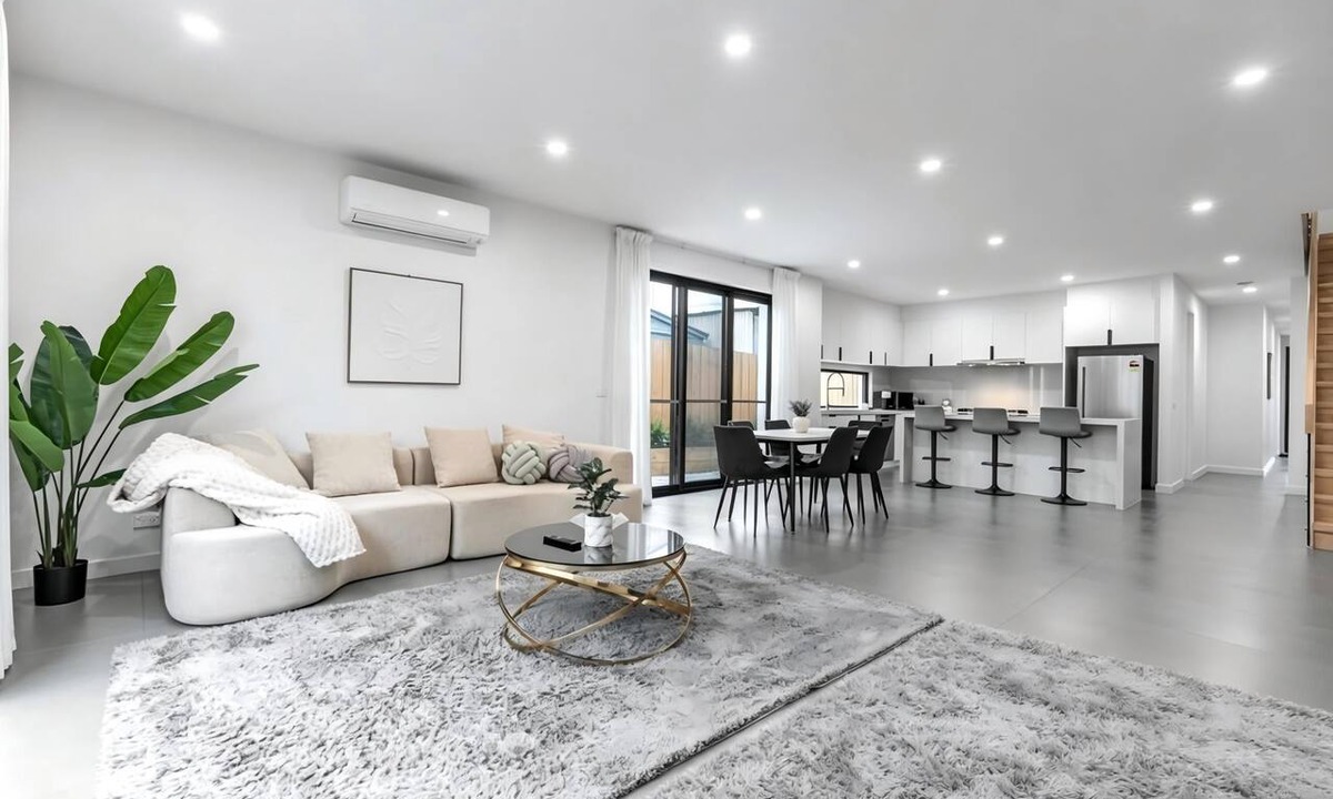 Oakleigh East House | Central Oakleigh East Amenities & Parking