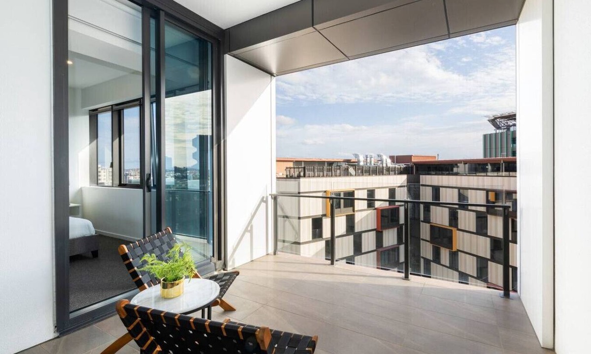 South Brisbane Apartment | Central Unit w/Modern Design, Close to Everything