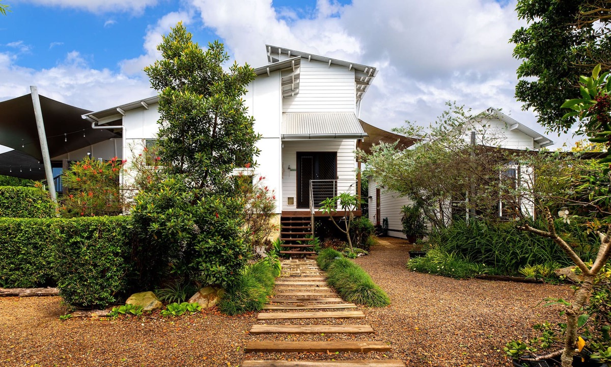 Tin Can Bay House | Centrally located and a nice walk to the bay