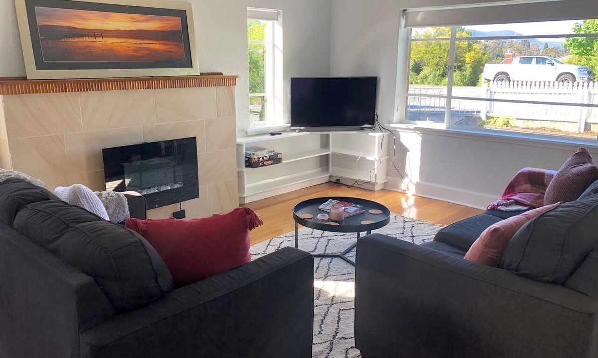 Lenah Valley House | Centrally located! 6 mins to city. Cozy Art Deco renovated family- size house.
