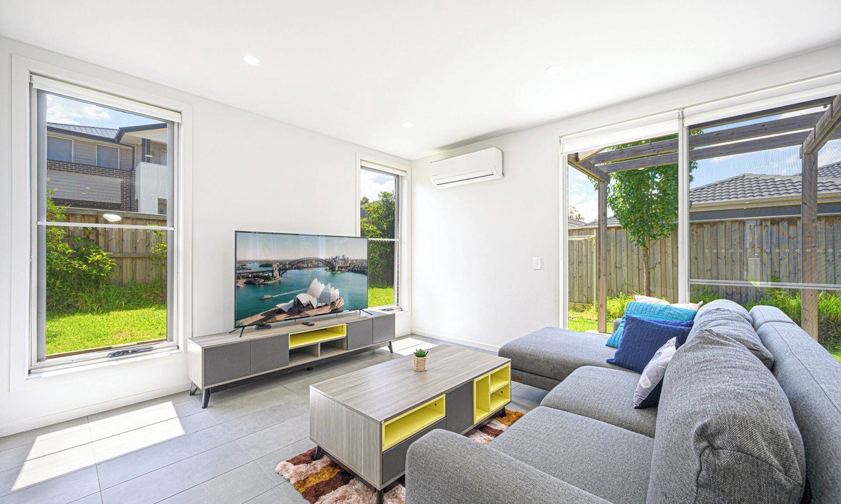 Denham Court House | Charming 4-bedroom house in delightful Denham Court with AC, WiFi
