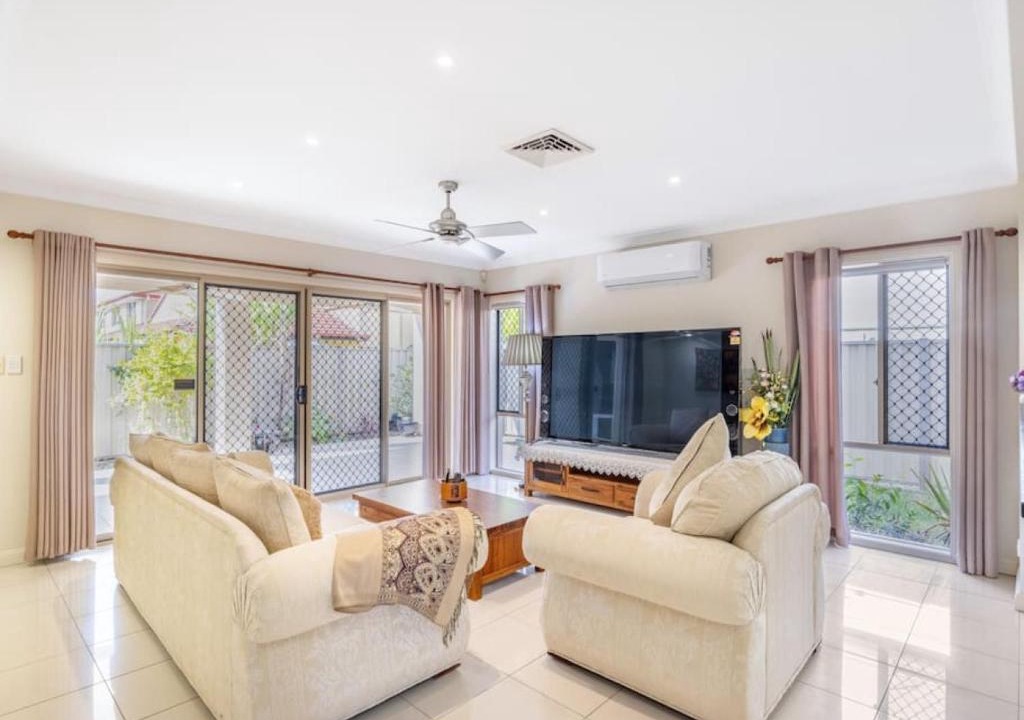 Calamvale House | Charming 4BR House and Cozy Garden