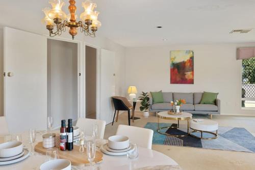 Robertson House | Charming 4BR House with Parking near Sunnybank