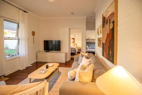 Halls Head House | Charming oasis steps from the beach