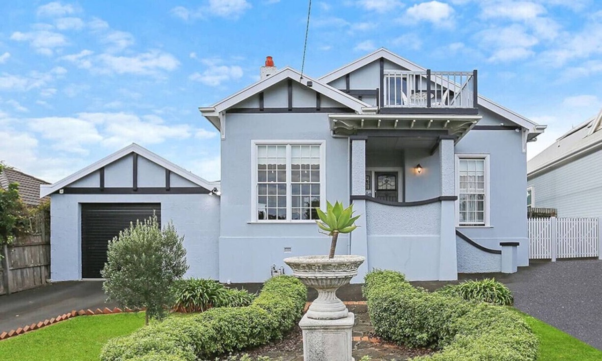 Warrnambool House | Charming spacious home with bay views close to CBD