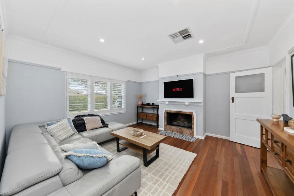 Griffith House | Cheerful 3 bedroom home - Inner south - Manuka