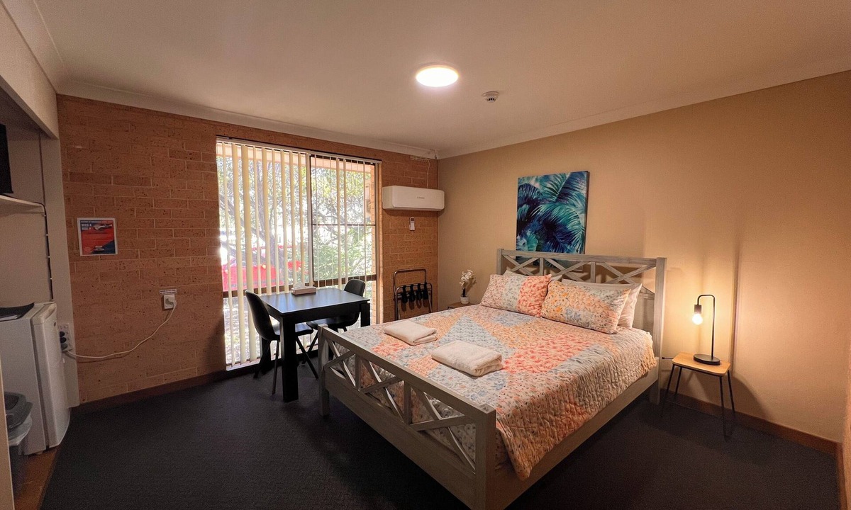 Dubbo Hotel | Christine Griffiths Units