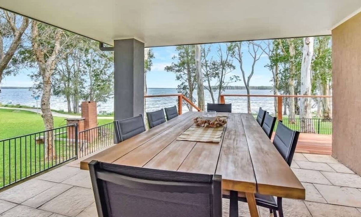 Lake Munmorah House | ChrisTony 5 Bdrm Waterfrnt Cottage