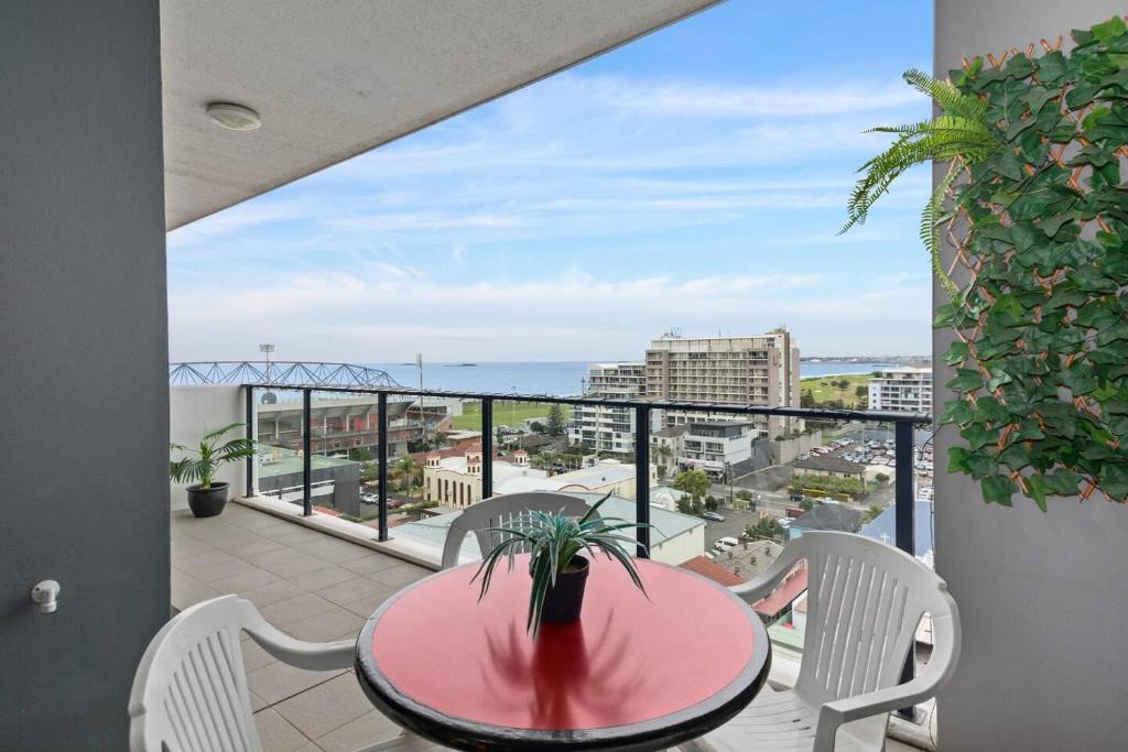 Wollongong Apartment | City Beach Escape - Wollongong Waterside Serenity