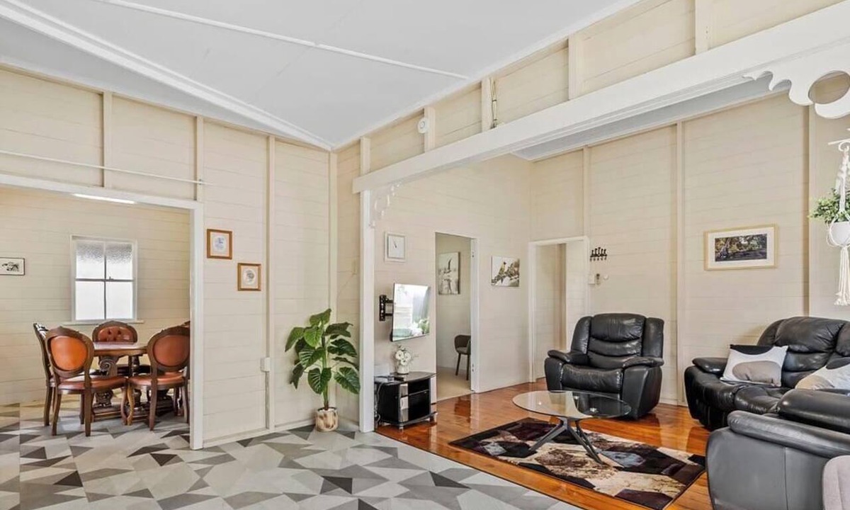 Rockhampton House | City Cottage | CBD & Big Backyard
