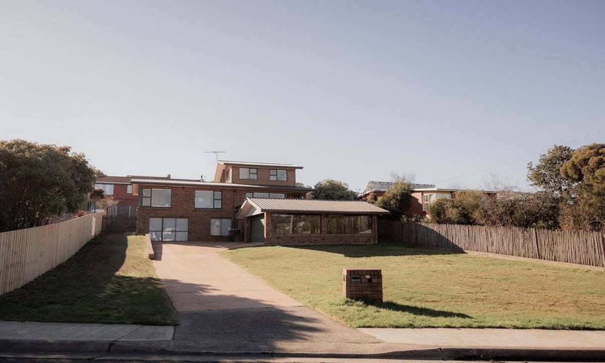 Blackmans Bay House | Classic Beauty by The Bay - family firepit retreat