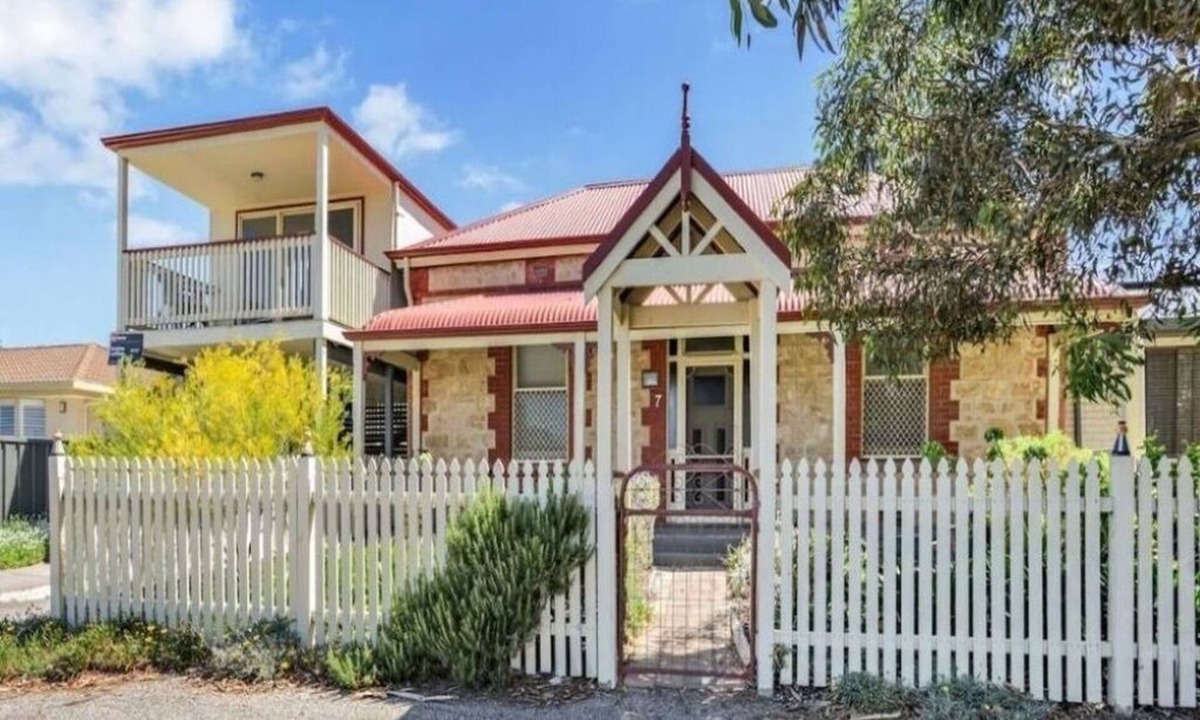Port Elliot House | Classic Coastal Getaway Stroll to Cafes & Beach, Distant Views Upstairs Balcony