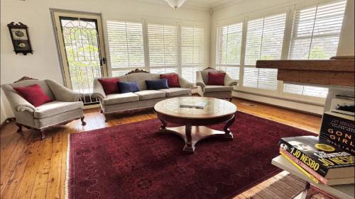 Katoomba House | Cliff Drive On Honeymoon Point