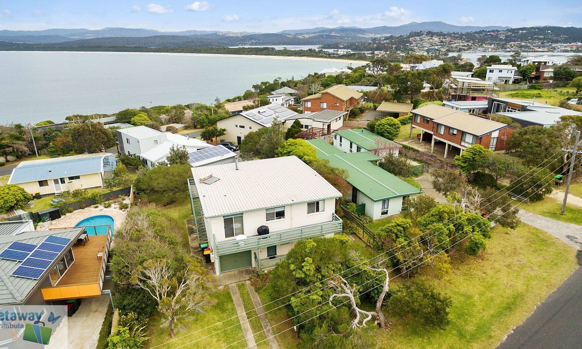 Merimbula House | Cliffhanger - Enjoy this large family beach house in Merimbula's Long Point