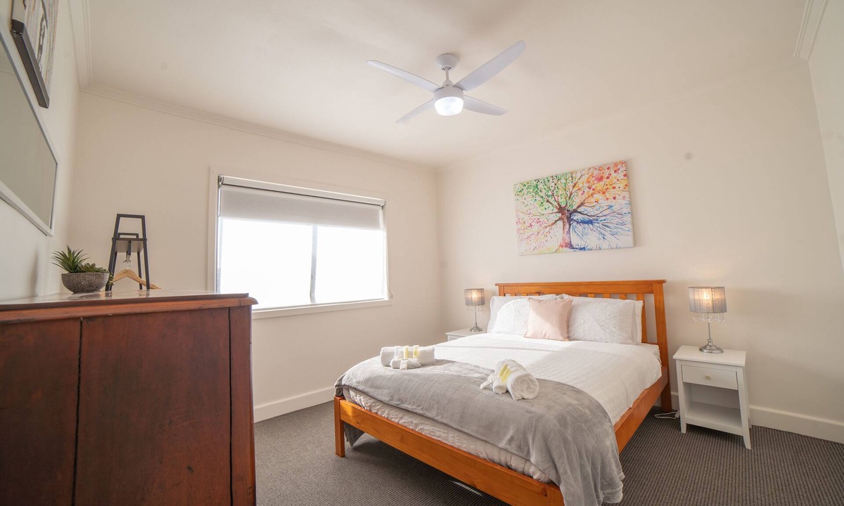 North Bendigo House | Clifford’s Cottage – Spacious 3BR | Flexible Rooms | Free Parking