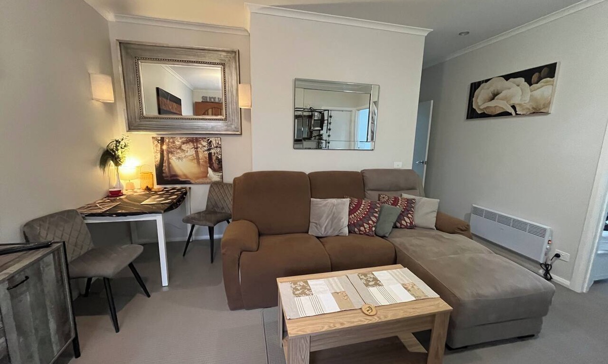 Ballarat Apartment | Close to town Apartment style/Guest suite with Separate Entrance & pet-friendly.
