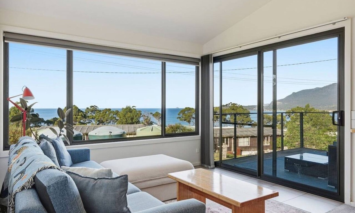 Eaglehawk Neck House | Coastal 2BR Escape, Steps to Beach, Dining and Bar