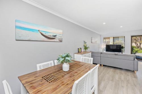 Scarborough Villa | Coastal convenience! Walk to the shops & cafes.