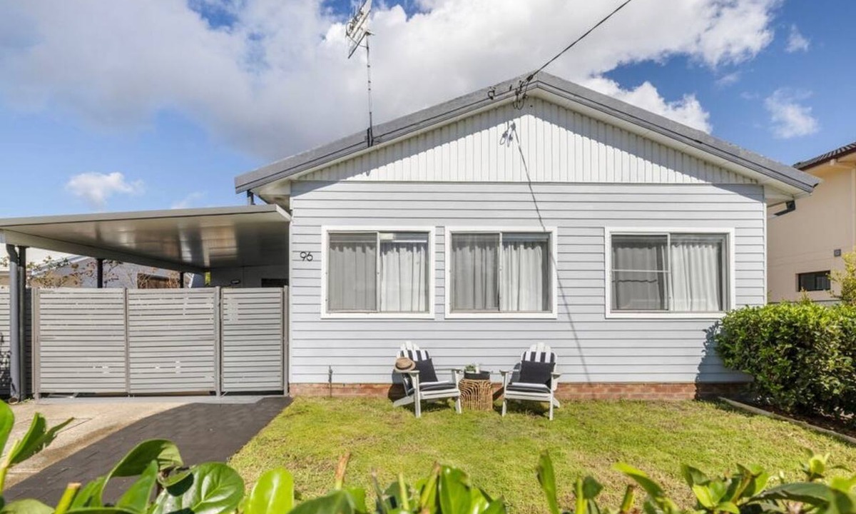 Salamander Bay Cottage | Coastal Cottage 100m to Beach Pet Friendly