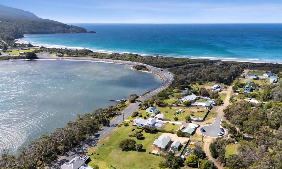 Eaglehawk Neck House | Coastal getaway in an unbeatable location steps from the region's top surf beach