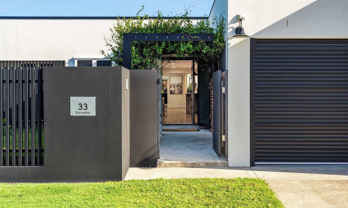 Warana House | Coastal Noir Retreat - Pool, PF & Walk to Beach