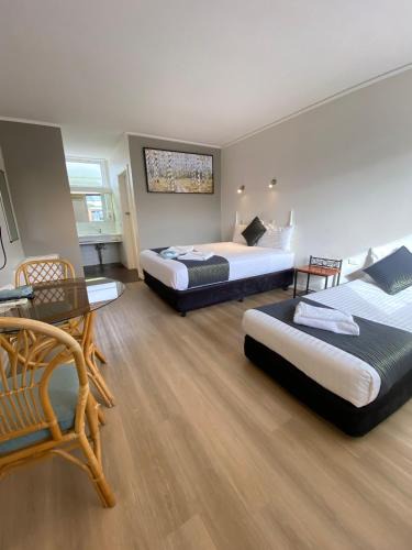 Hay Hotel | Cobb Inlander Motel