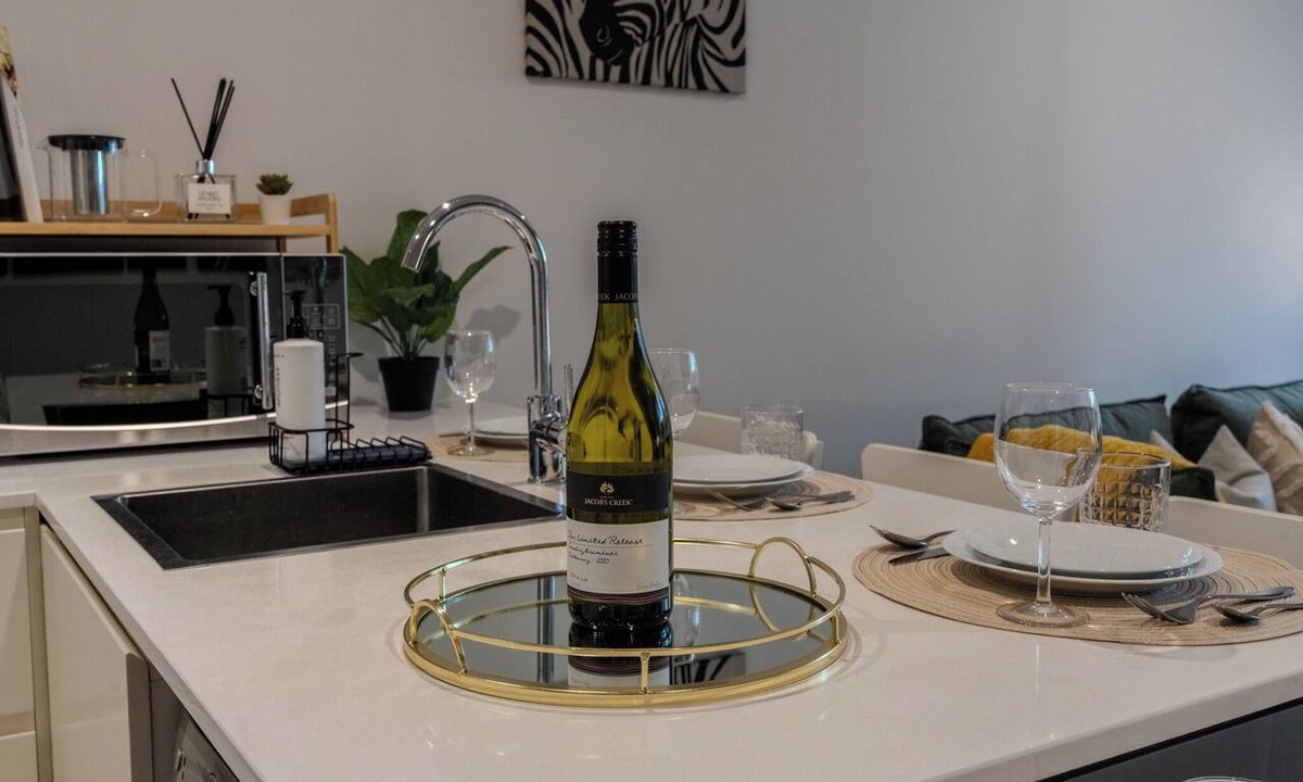 Collingwood Apartment | Collingwood Oasis | Sleep 6 | Free Secure Parking