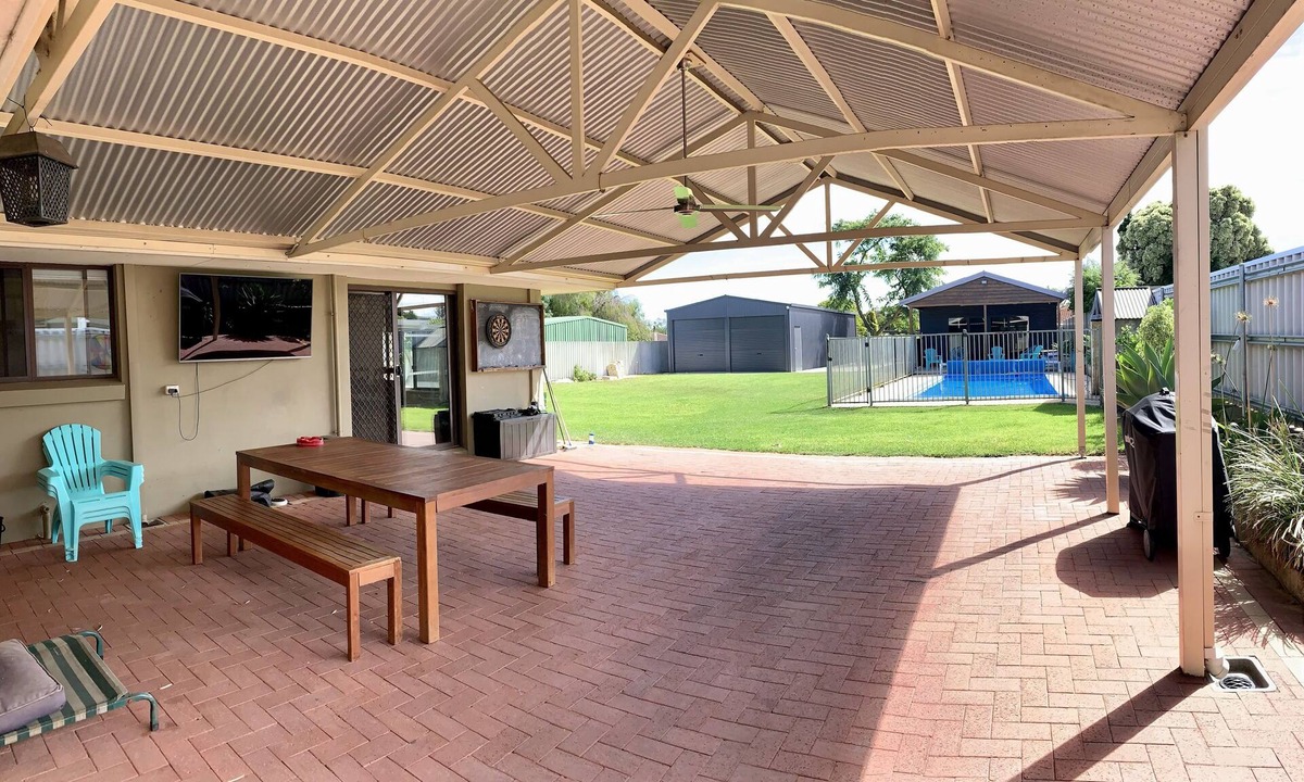Australind House | Comfortable and charismatic large 5 Bed family home