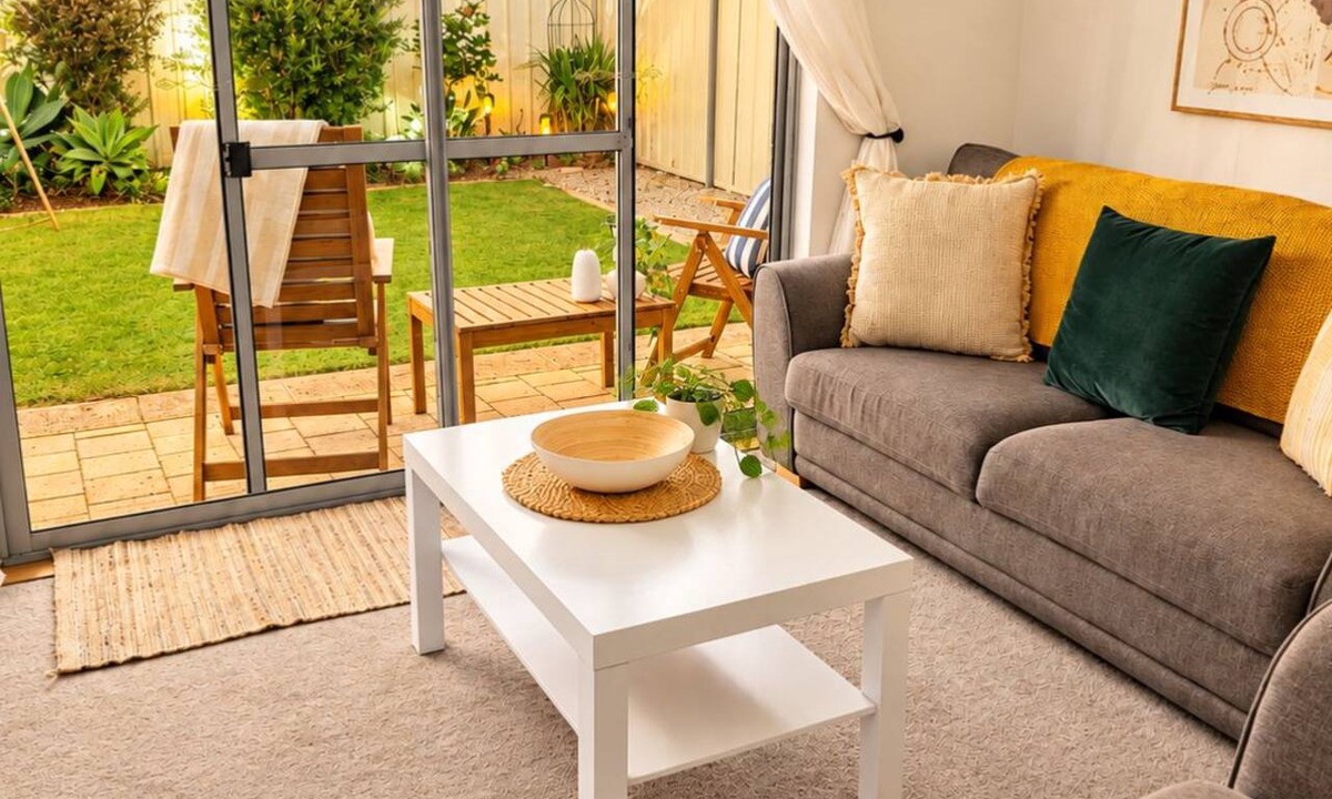 Quinns Rocks Apartment | Comfortable & cosy Queen bed apartment