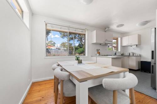 Page House | Comfortable Home for 6 - Canberra Inner North