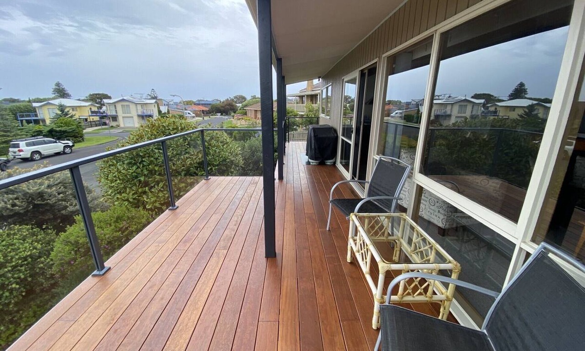 Apollo Bay House | Cooinda - Spacious Apollo Bay Beach House | Sleeps 10 | Walk to Beach & Town