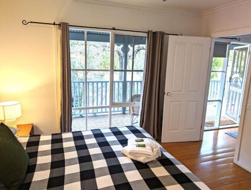 Bright House | Corinda Cottage - 4 bedroom pet friendly five minute walk to town and Ovens River.