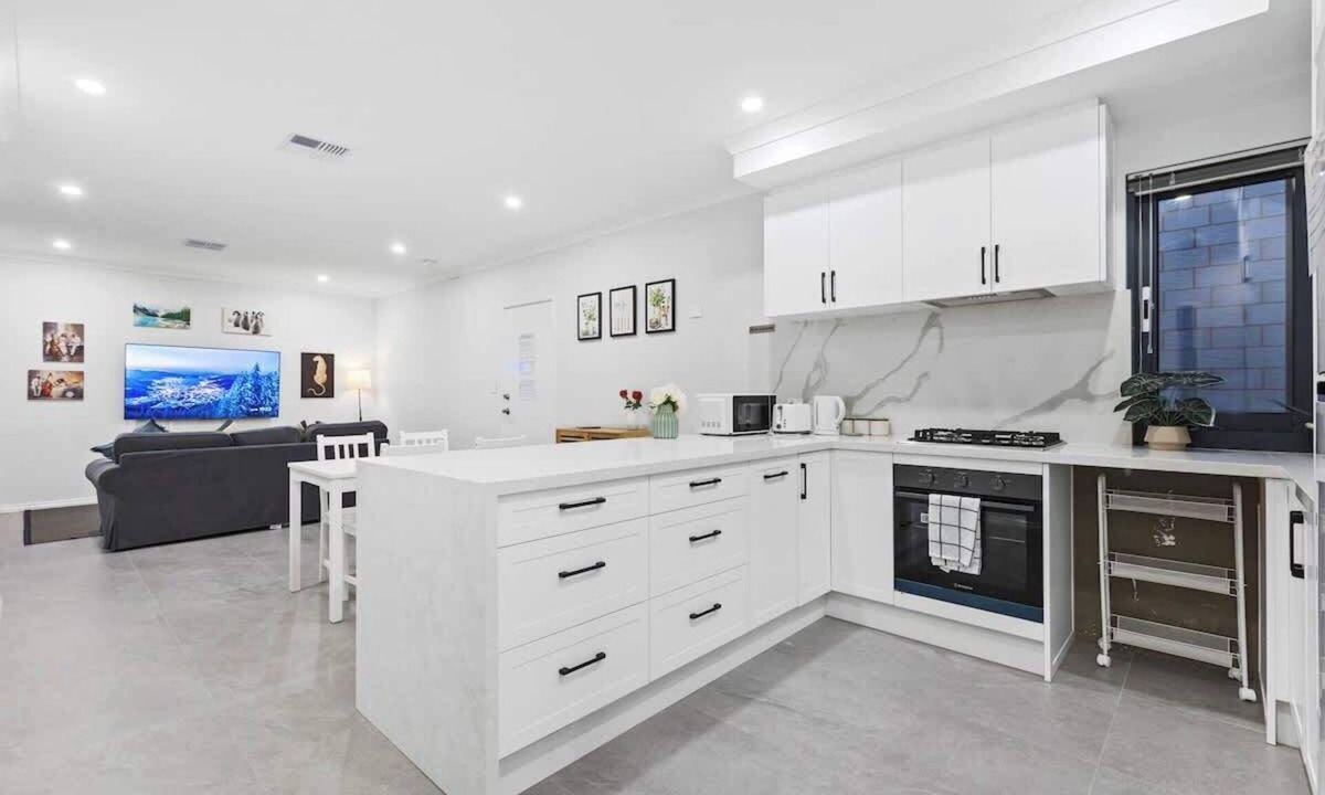 St James House | Corporate Entire House 3|Walk to Curtin University