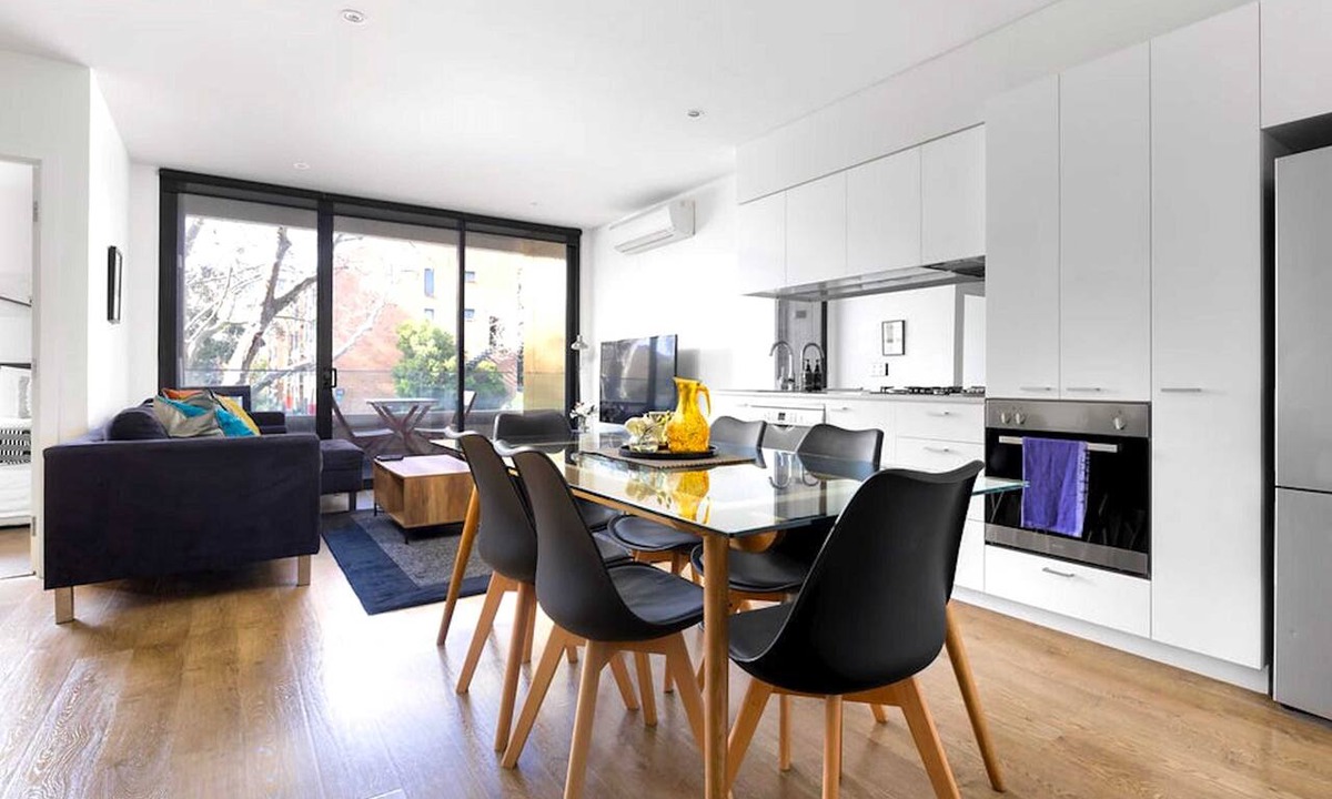 Carlton Apartment | Cosmo Stays- Peaceful 2BR Designer Apartment. Fabulous Location. Free Parking.