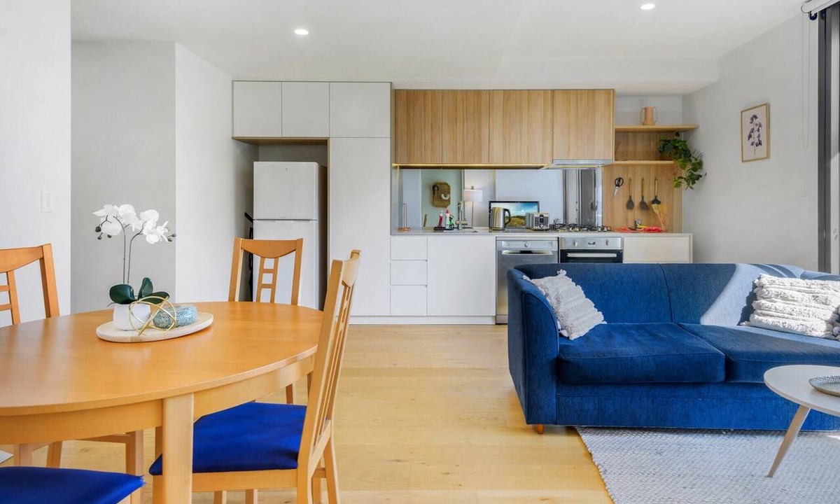 Flemington Apartment | Cosy 1-Bed with Private Balcony By Showgrounds
