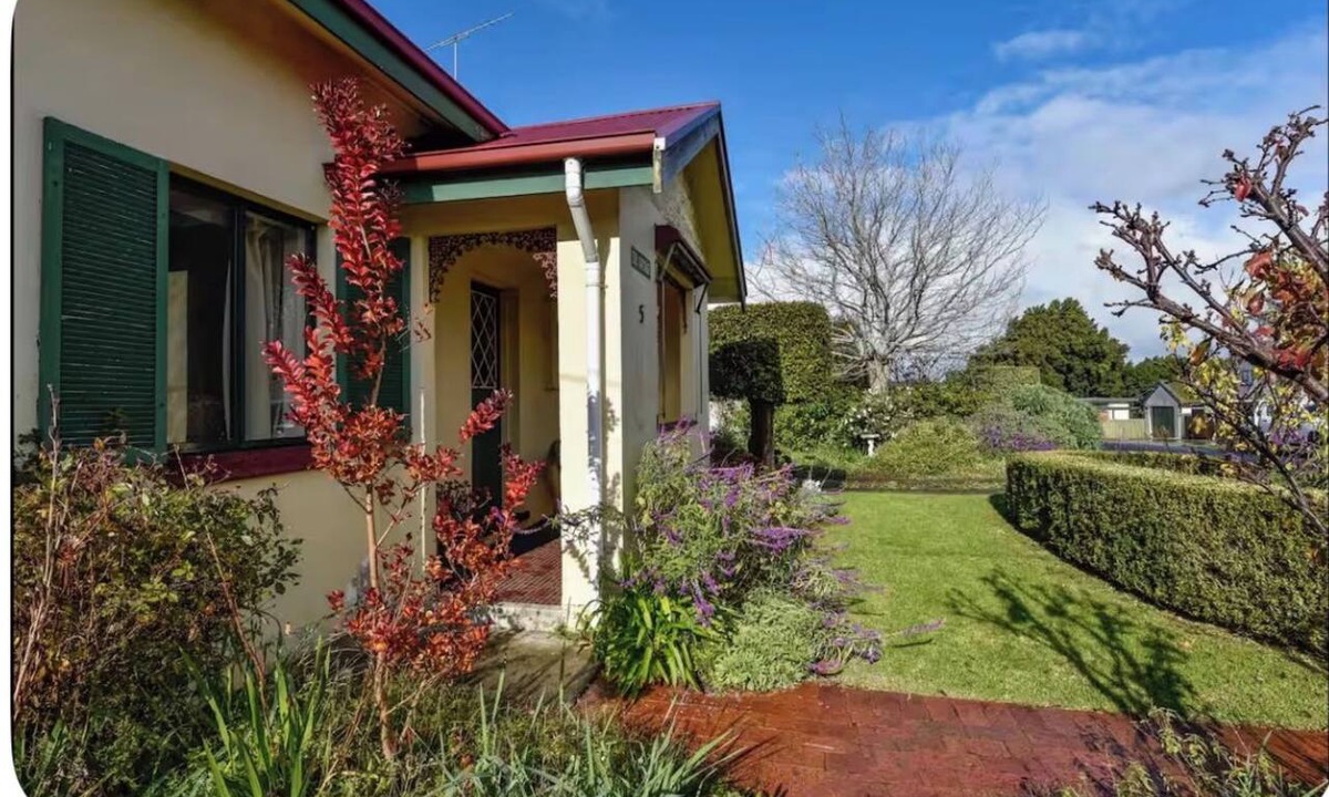Mount Gambier House | Cosy 2-Bedroom Cottage sleeps 4 with free wifi- AC. Optional Studio Hire.