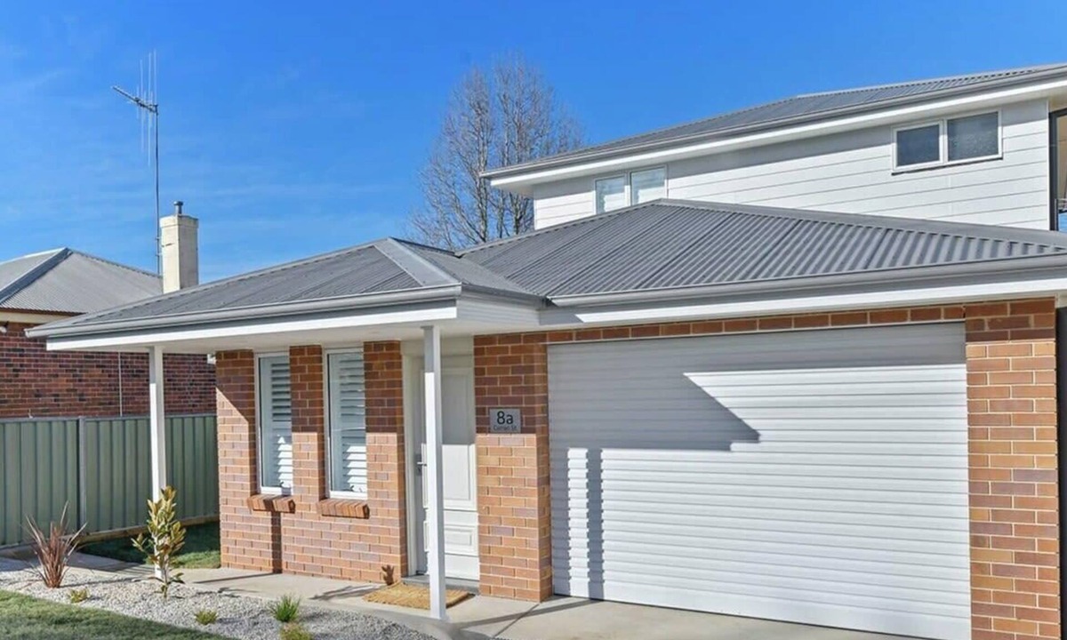 Orange Apartment | Cosy on Curran | CBD Escape, EV Plug, Firepit