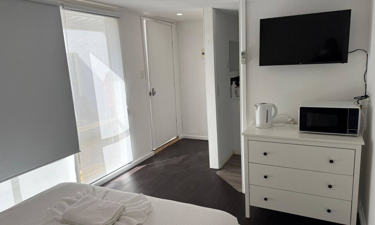 Werribee Villa | Cozy Budget Studio with AC and Private Bath