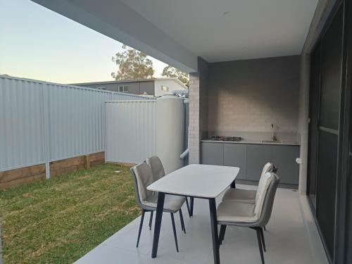 Guildford House | Cozy Double Room in Modern House - NR6