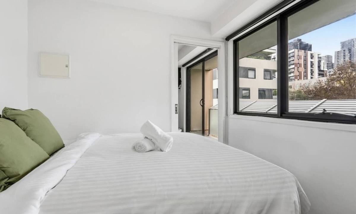 Box Hill Apartment | Cozy Studio w/Kitchen | Steps to Hospital & Rail