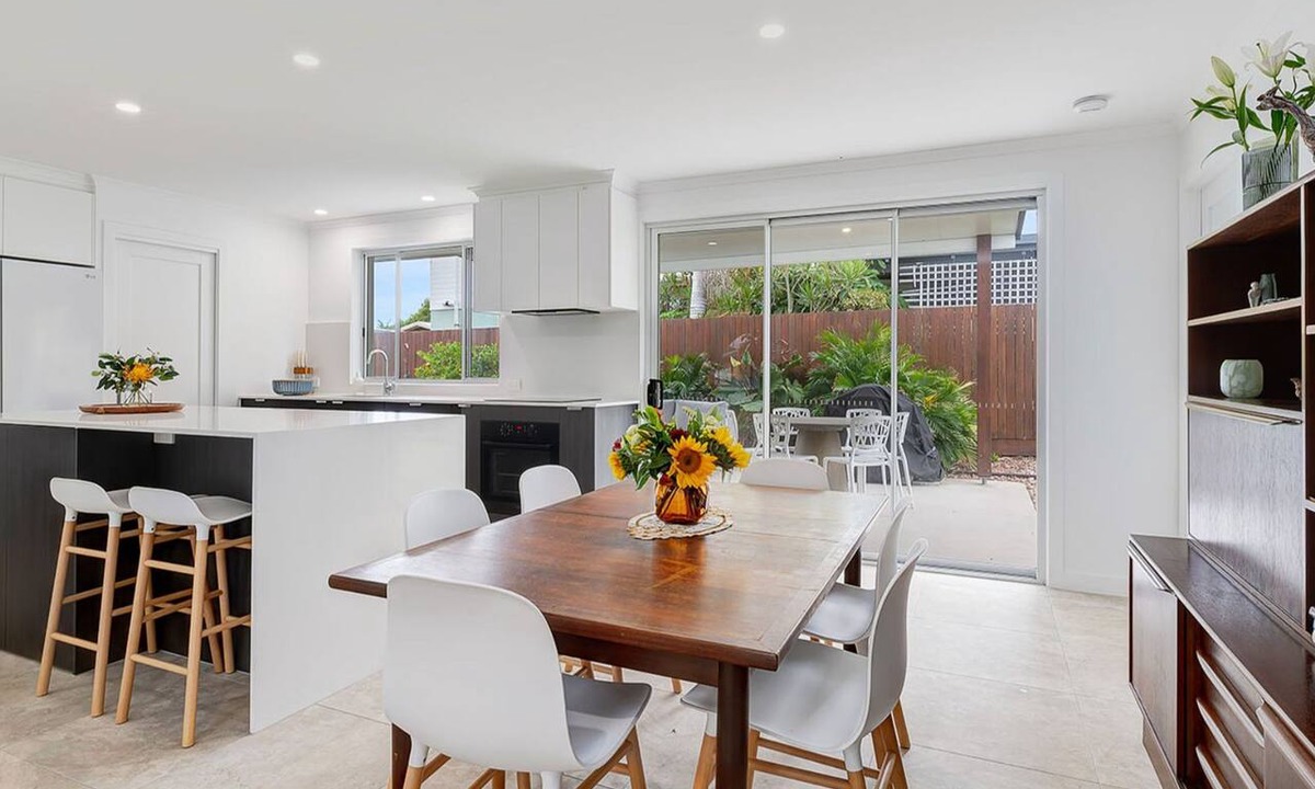 Battery Hill House | Currimundi Retreat Pet Friendly, Walk to the beach
