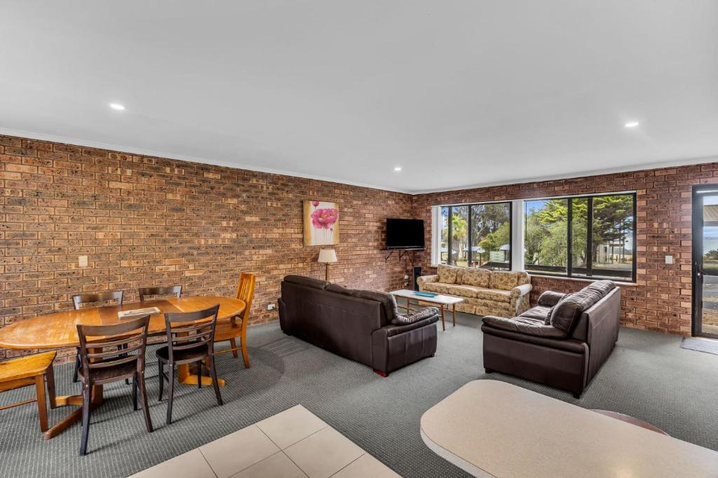 Barragga Bay House | Cuttagee Beach Cottage 3 - Tathra Bermagui Rd 3521
