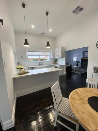 Golden Square House | Daisy Cottage, 4 bedrooms, close to CBD