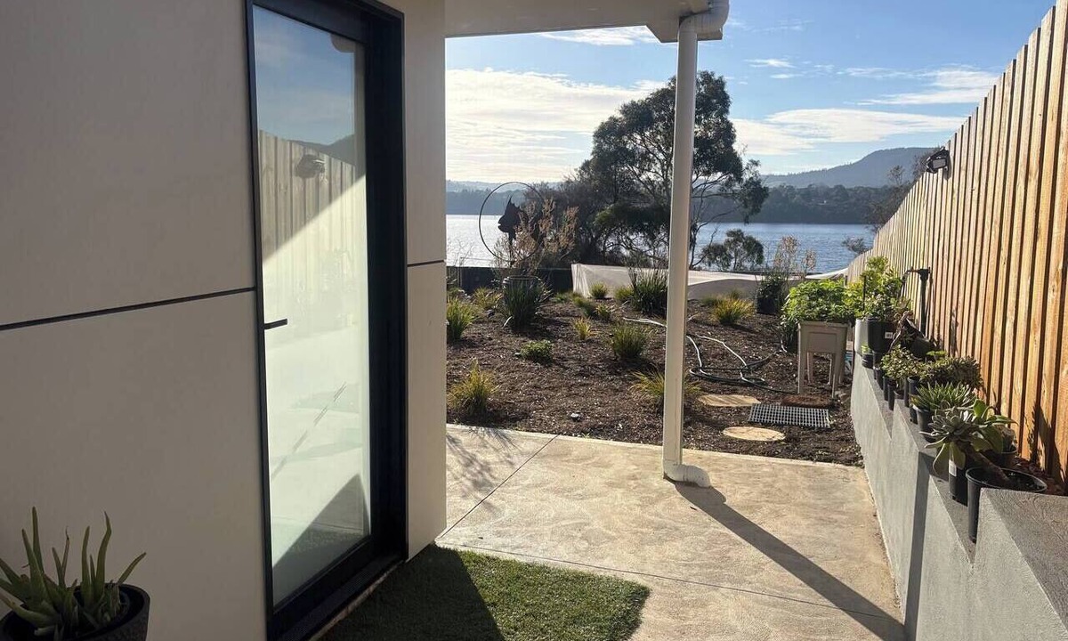 Austins Ferry House | Derwent Waters Hideway