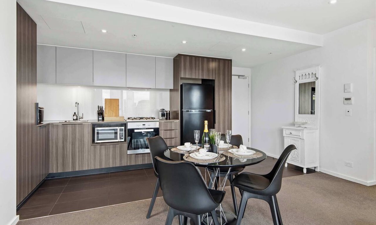Docklands Apartment | Docklands City Views | Near CBD & MCG with Pool & Gym