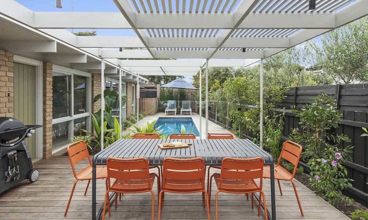 Rye House | Dolphin – Solar heated pool, 1km walk to the bay