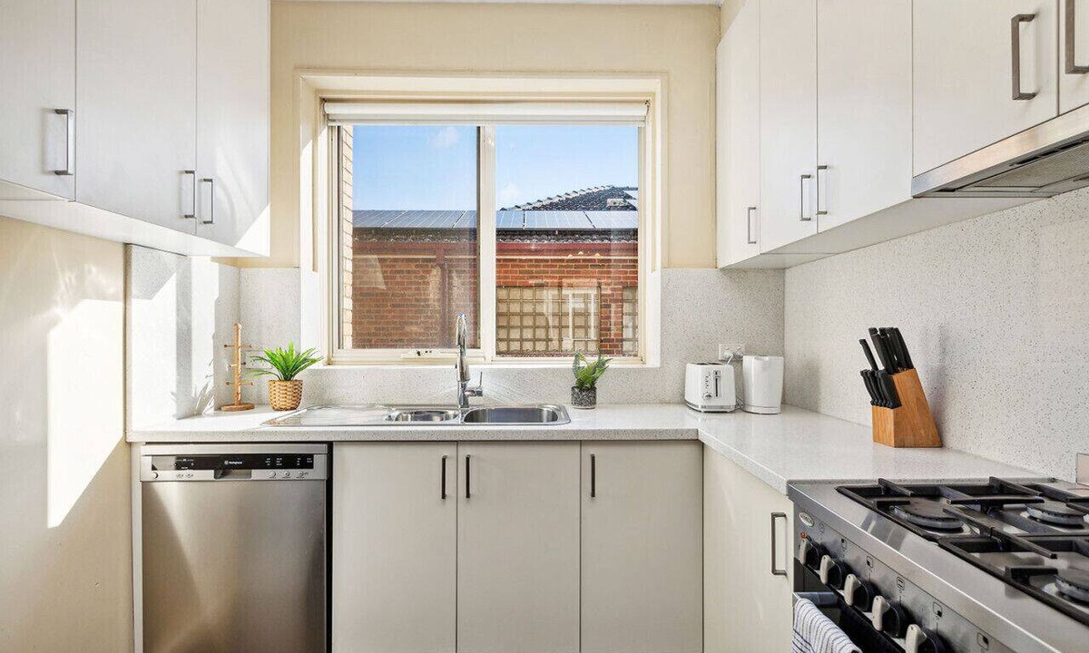 Balaclava Apartment | Domi Rentals - The Carlisle Street Apartments