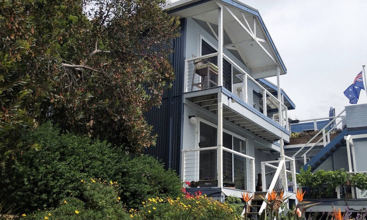 McCrae House | Double story, 2 bed house with magnificent panoramic Port Phillip Bay views...