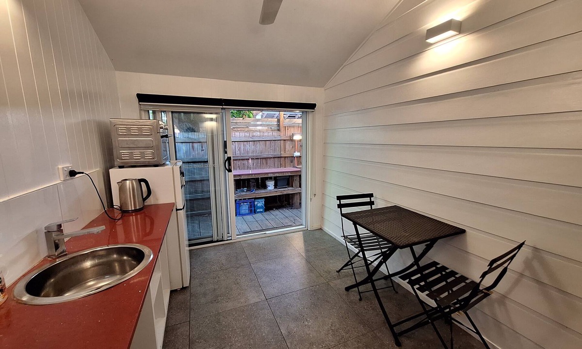 Mullumbimby Apartment | Downtown Mullumbimby CBD Studio/Office/Cabin (Self-contained)