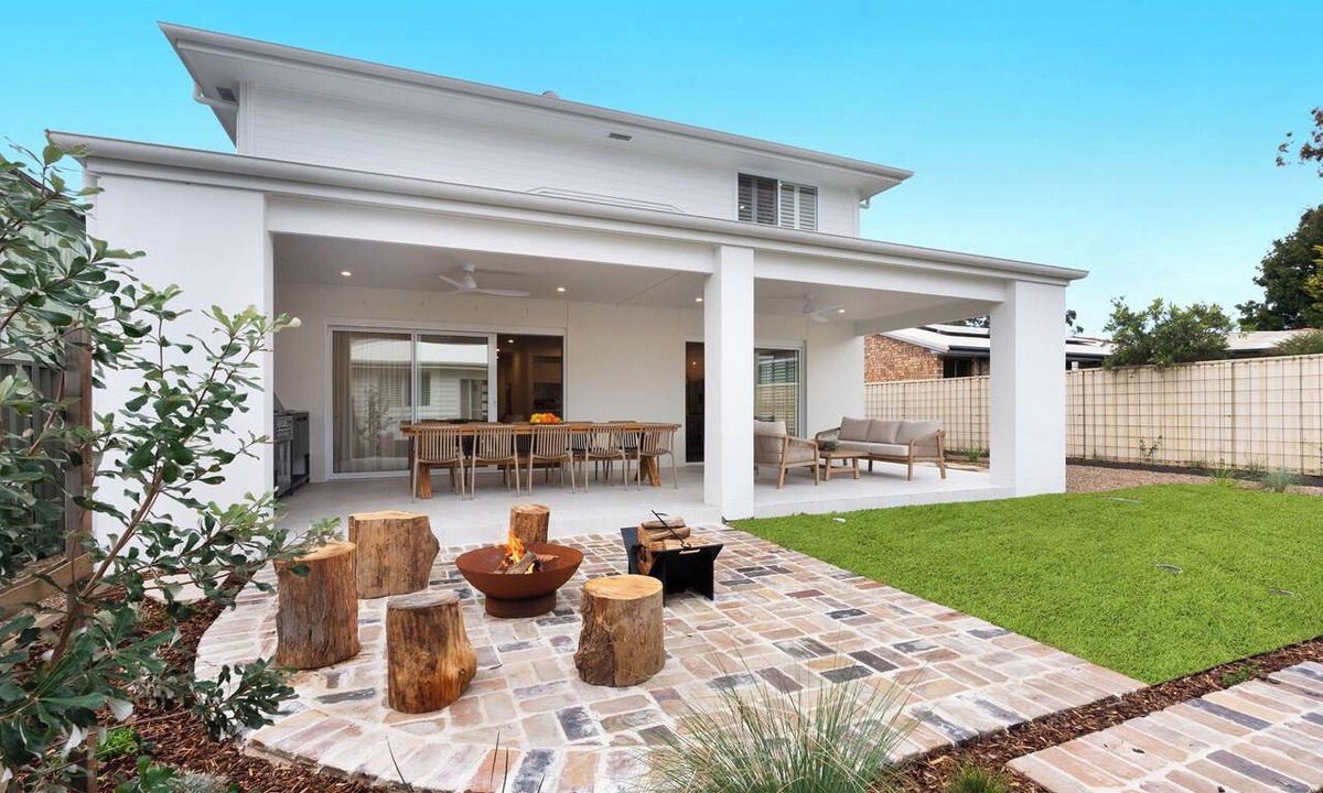 Vincentia House | Dune Jervis Bay: Luxury brand new beach house: Short walk to white sand beaches